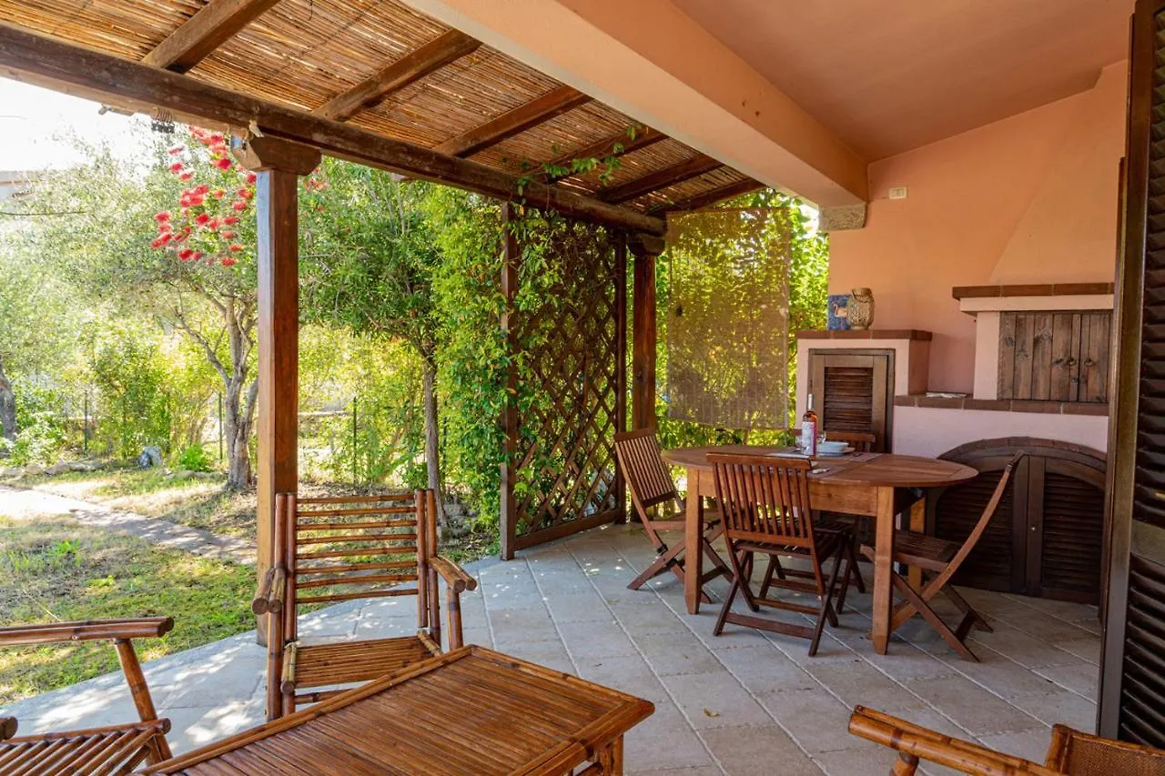 Appartamento Trilocale Le Canne 4 Posti Letto Con Giardino E Posto Auto Privato San Teodoro  Prázdninový dům